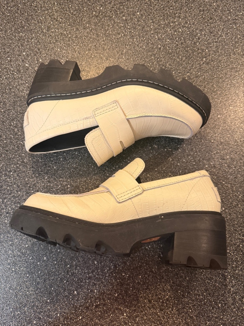 Women’s Sorel Joan Now City Loafer in white and black - size 7.5 - Picture 3 of 7